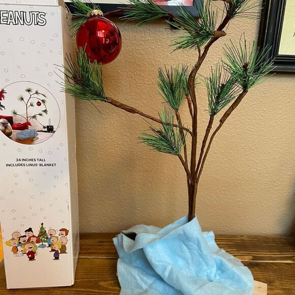 Peanuts 24 inch Christmas Tree Linus Blanket - Picture 3 of 10